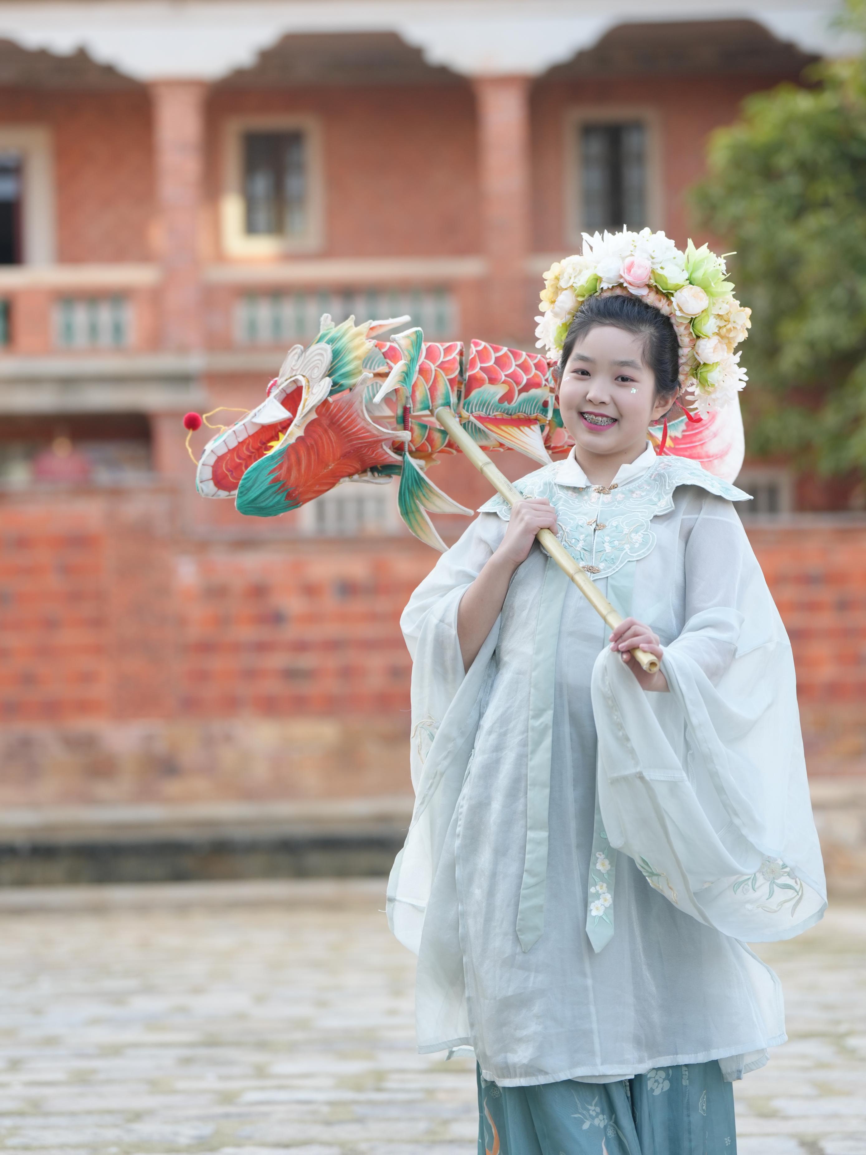 在泉州，沈女士為女兒拍下頭戴簪花的照片。受訪(fǎng)者供圖