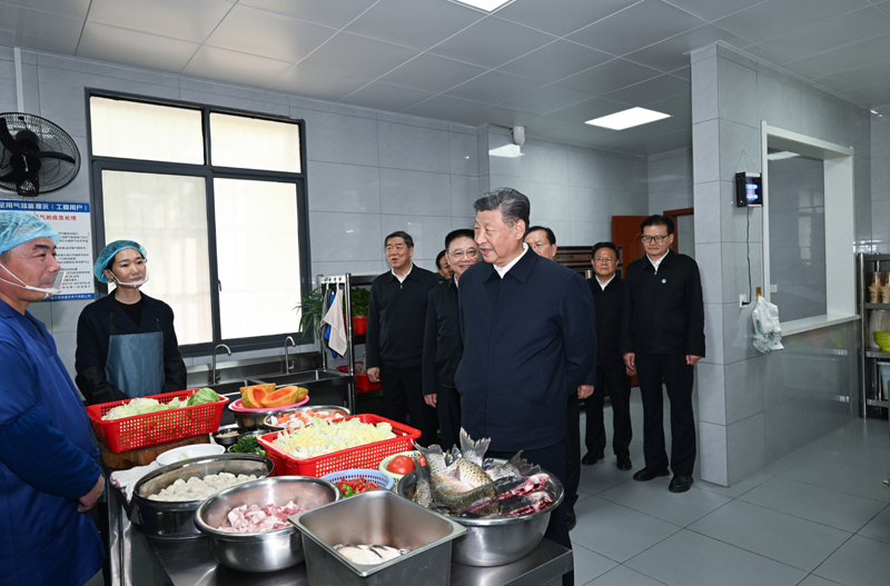 2024年11月5日，習(xí)近平總書記在湖北咸寧市嘉魚縣潘家灣鎮(zhèn)四邑村養(yǎng)老服務(wù)驛站食堂考察。