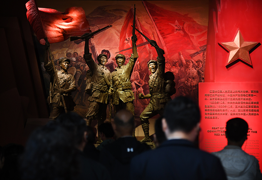 圖為2024年5月9日，游客在延安革命紀(jì)念館參觀。 新華社記者 張博文 攝
