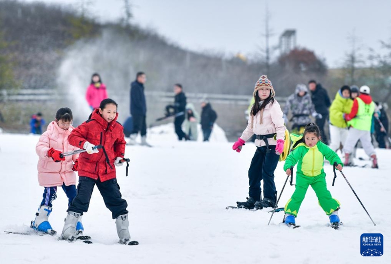 2月23日，滑雪愛好者在貴陽市高坡云頂滑雪場滑雪。新華社記者 楊文斌攝