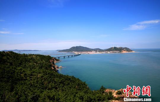 煙臺環(huán)境優(yōu)美、氣候宜人，遍布的海水浴場、濱海觀光景點為游艇帆船產(chǎn)業(yè)發(fā)展創(chuàng)造了條件。(資料圖) 楊兵 攝