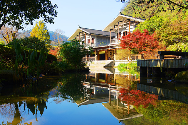 張家界黃龍洞景區(qū)：初冬秋色艷，游客樂(lè)享休閑時(shí)光（組圖）