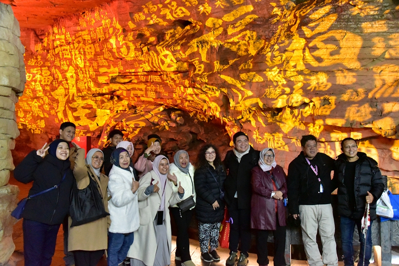 黃龍洞景區(qū)春節(jié)活動精彩啟幕，中外文化交融共譜新春樂章